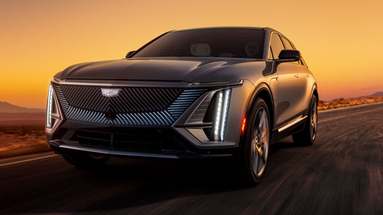 Cadillac Lyriq roulant sur une route libre sous un coucher de soleil
