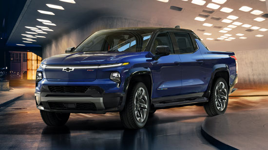  Vue frontale de trois-quarts d'un Chevrolet Silverado EV entièrement électrique