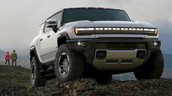 Vue de trois quarts du VUS tout terrain GMC HUMMER EV 3X entièrement électrique 2024