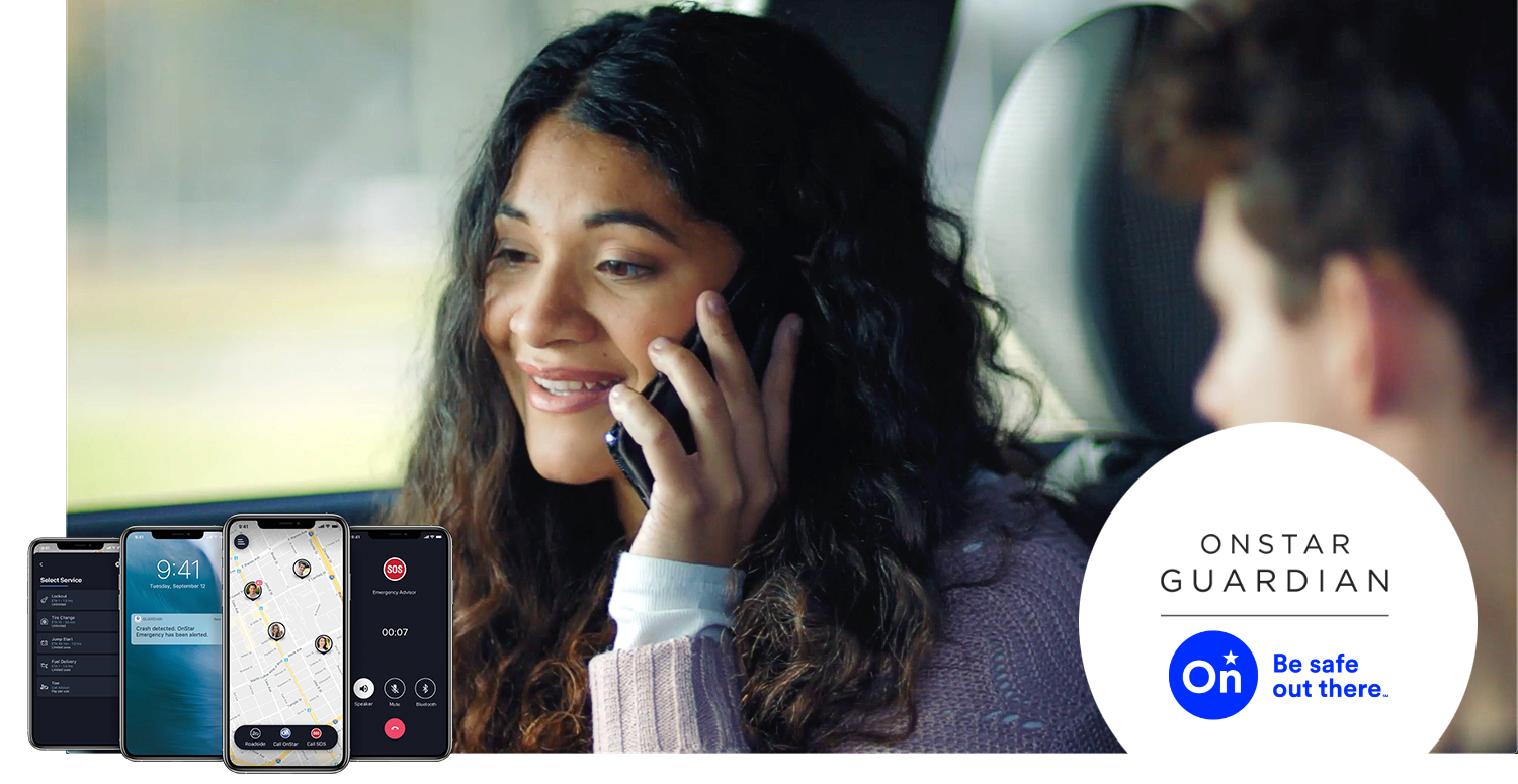 Une mère et son fils utilisent l’appli mobile de sécurité OnStar