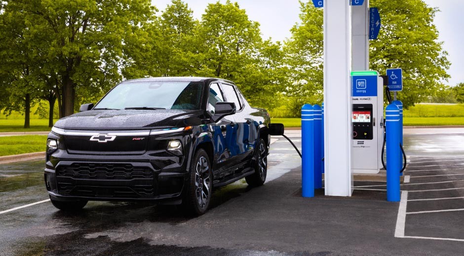 Vue de face du Cadillac LYRIQ stationné à une borne de recharge publique